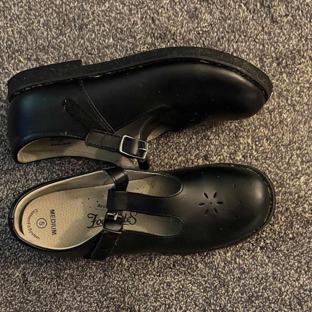 FootMates Black Girls' T-Strap Mary Jane School Shoes - Picture 4 of 6